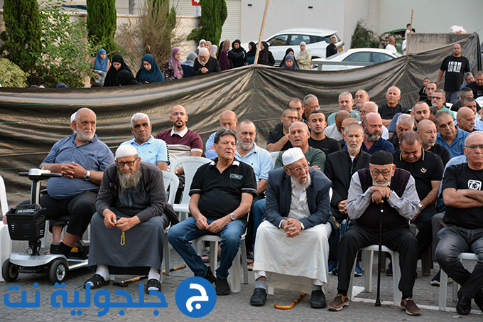 اهالي جلجولية يؤدون صلاة عيد الاضحى في ساحة مسجد الروضة في جلجولية 